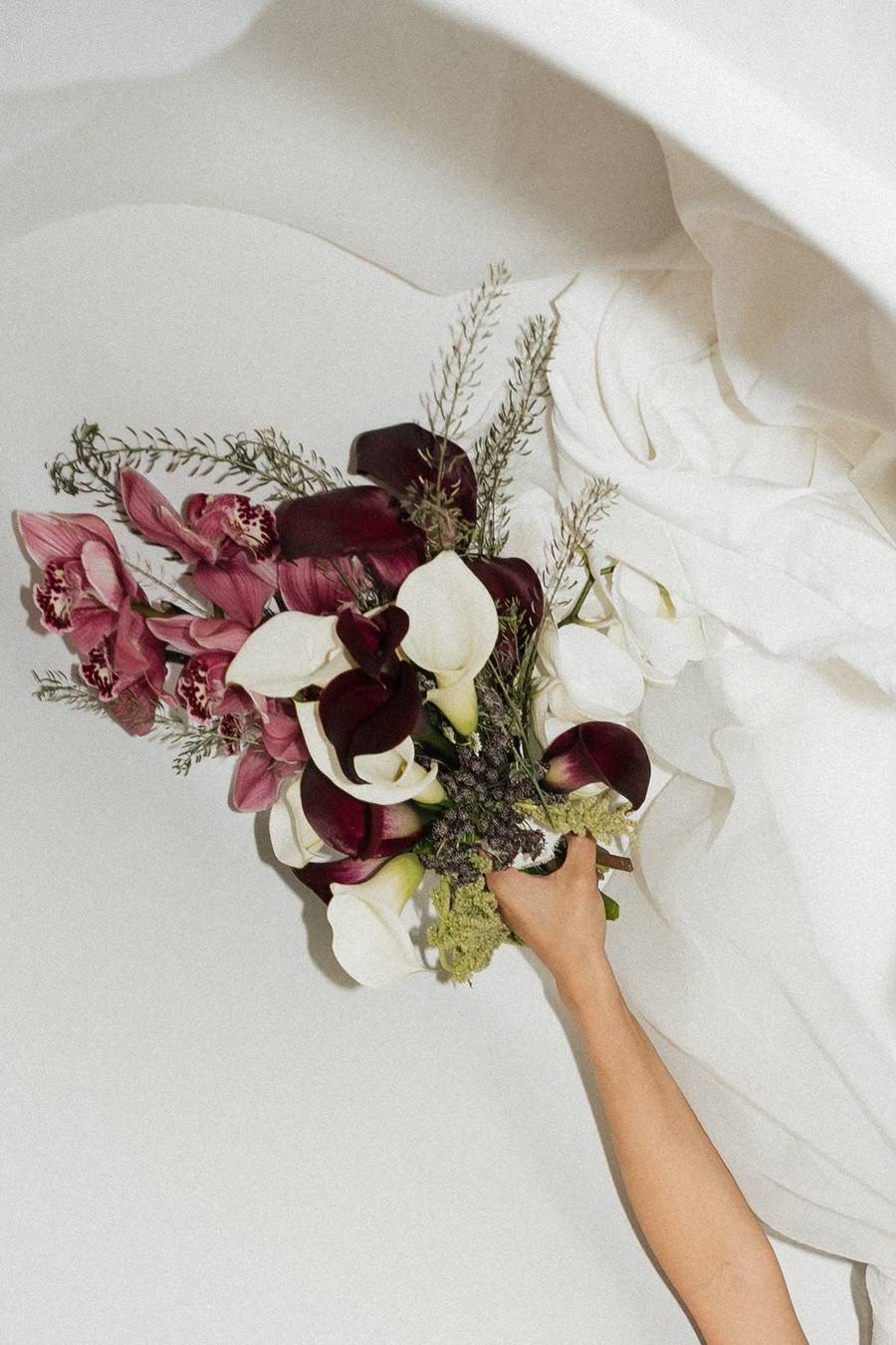 Ramo de novia con alcatraces blancos y vino