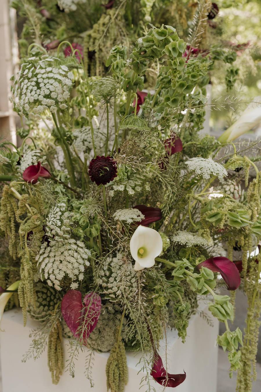 Arreglo abundante con alcatraces y flores silvestres