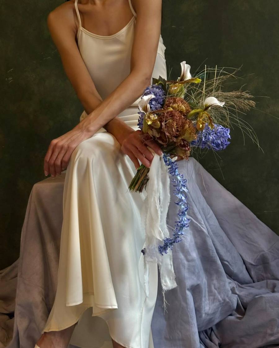 Novia con ramo de flores secas en tonos azules