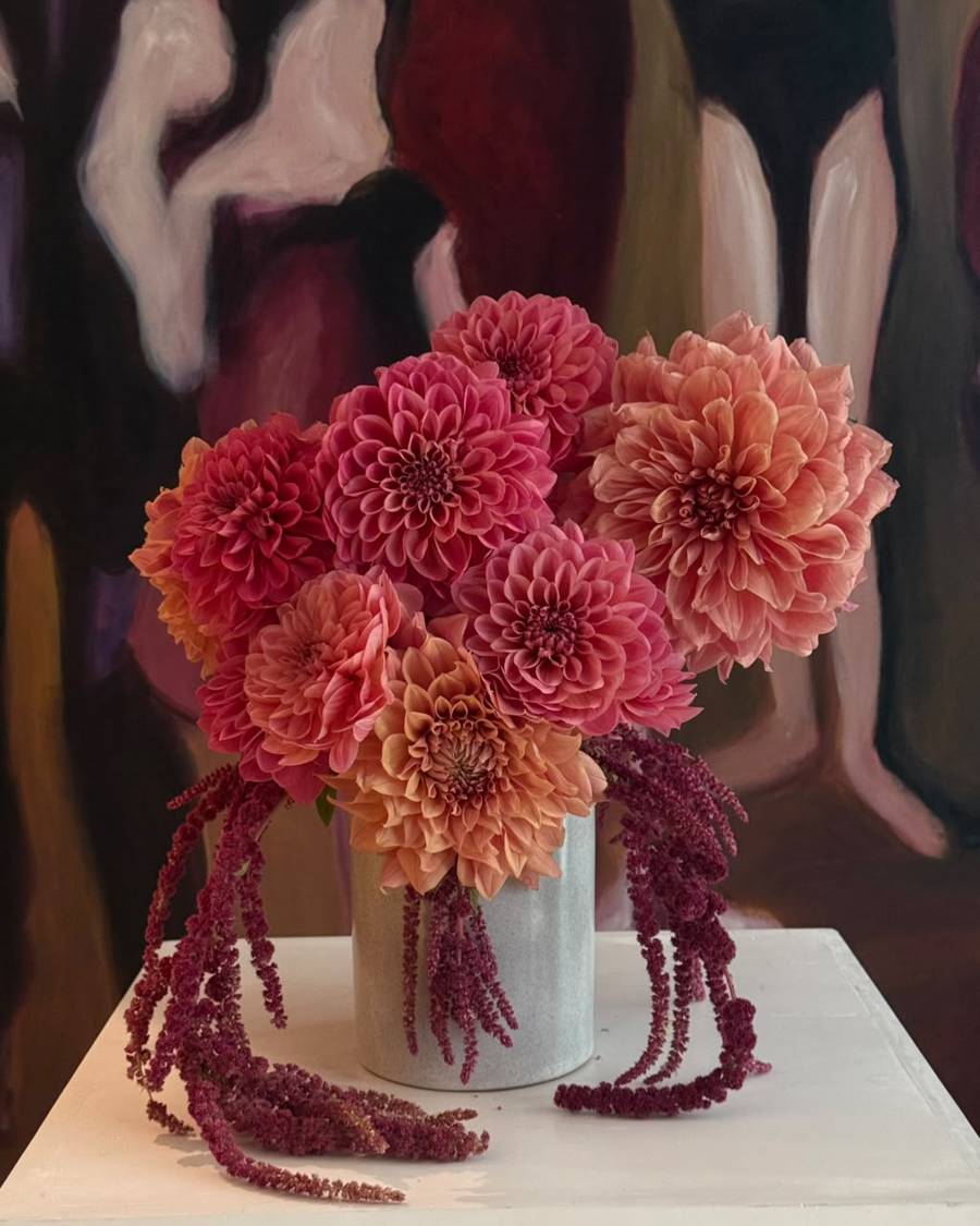 Arreglo de dalias rosa y coral