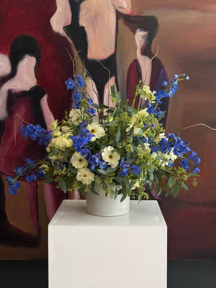 Arreglo azul con delphinium y rosas blancas