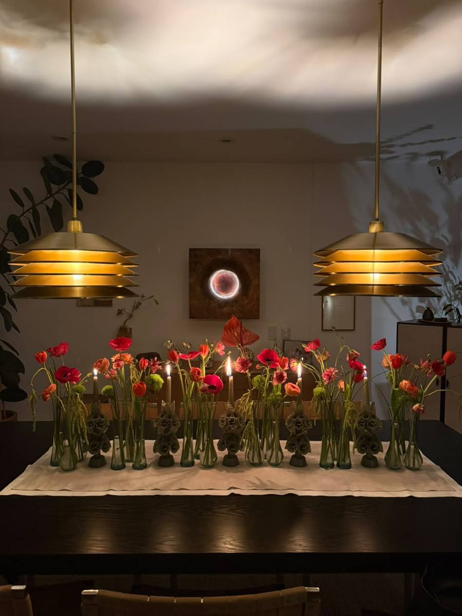 Mesa con amapolas y velas encendidas