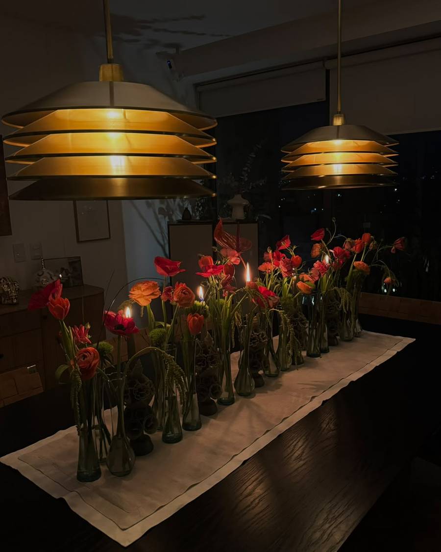 Mesa larga con amapolas y candelabros