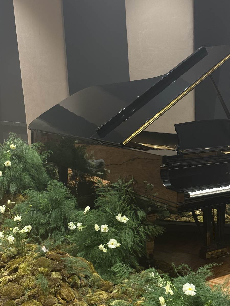 Piano de cola con instalación floral, detalle