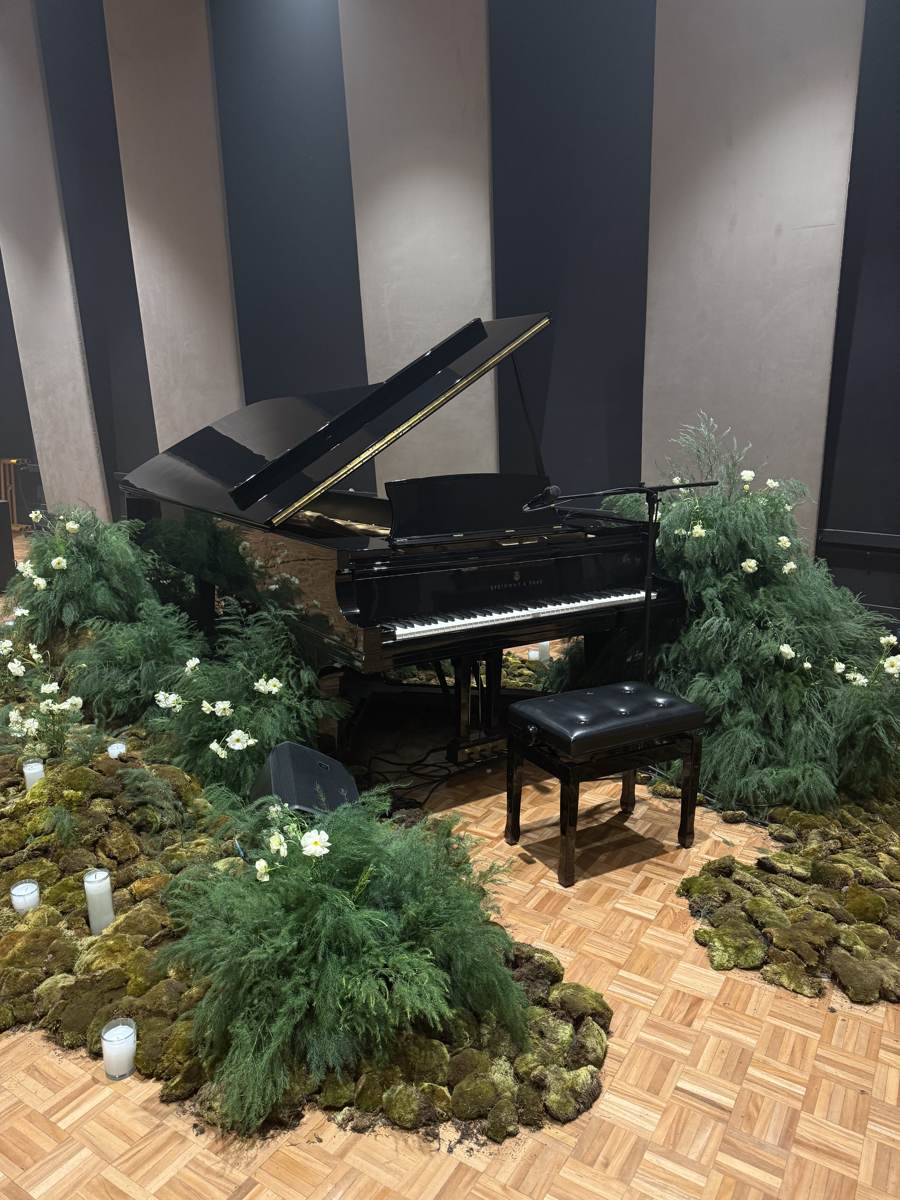 Piano de cola con instalación floral