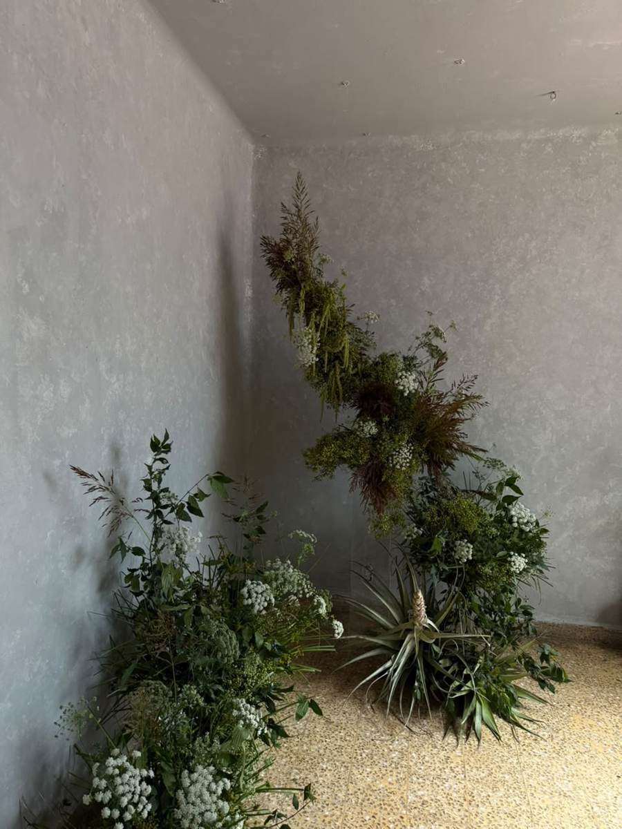 Instalación floral colgante en esquina