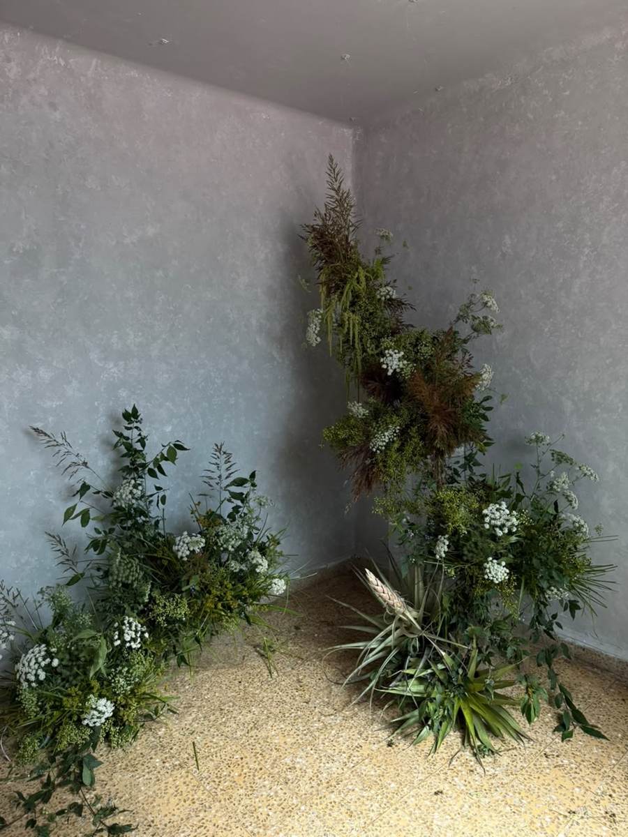Instalación floral de esquina con planta de aire