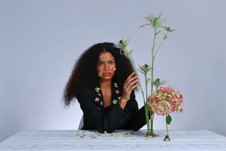 Modelo editorial con flores secas
