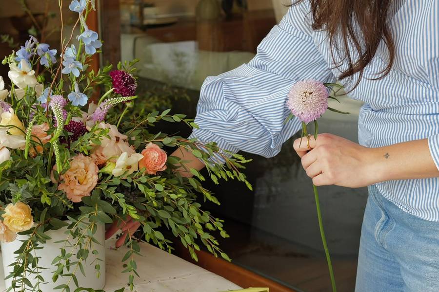 Arreglando un ramo con delphinium y clavelina