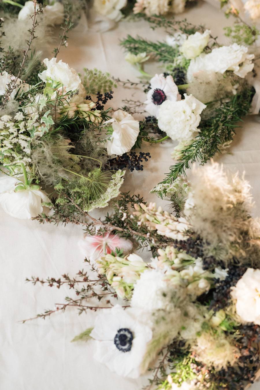 Detalle de arreglo floral blanco con anémonas
