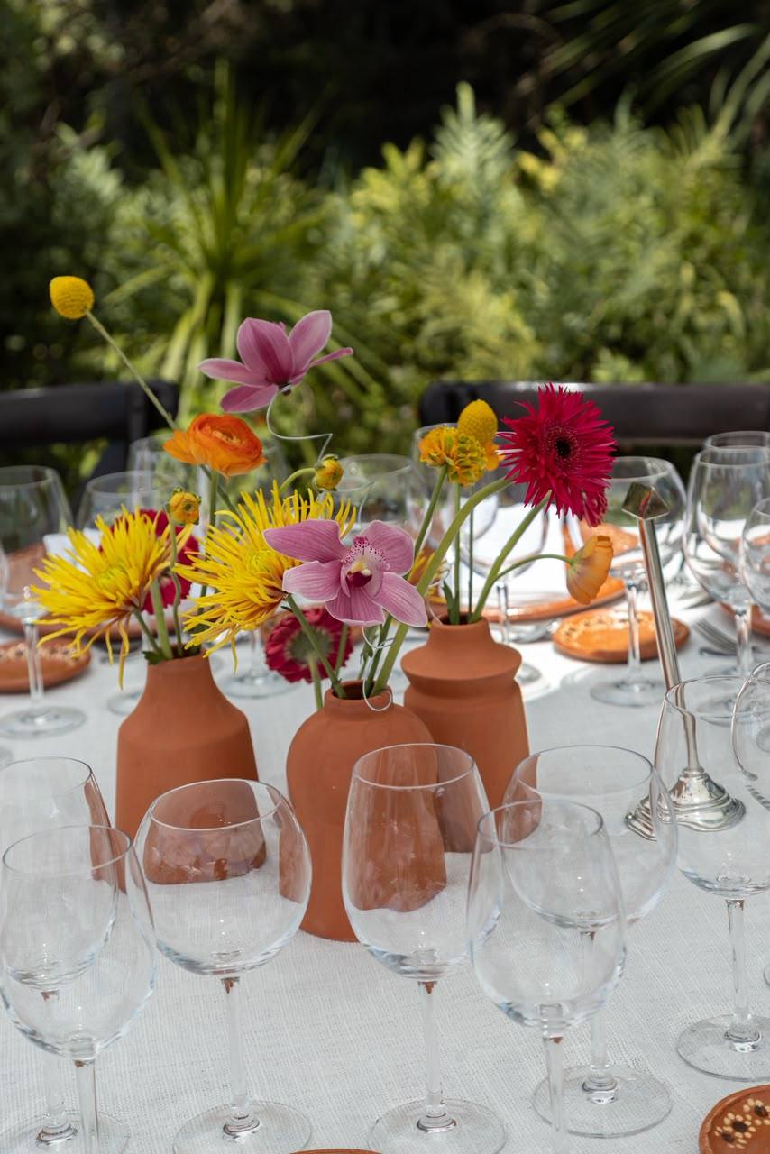 Centros de mesa en barro con flores de temporada